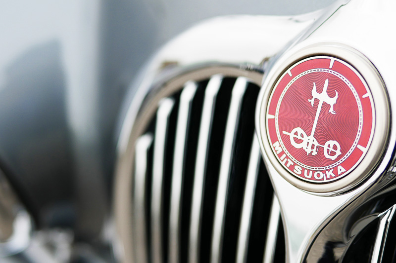 ビュート モダンは赤い七宝焼きのグリルバッヂと、トランクフードに専用エンブレムを装着