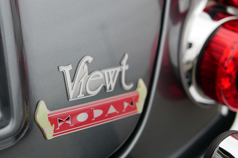 ビュート モダンは赤い七宝焼きのグリルバッヂと、トランクフードに専用エンブレムを装着