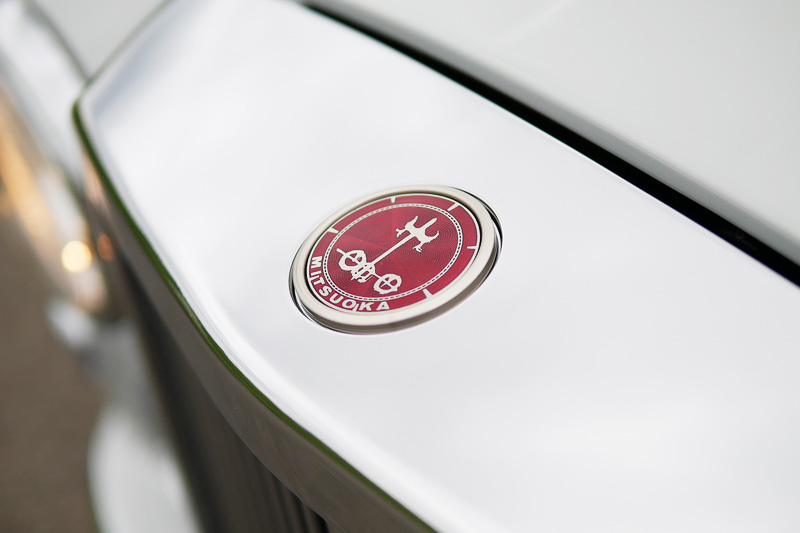 リューギ モダンはグリルとトランクフードに赤い七宝焼きバッヂを備える