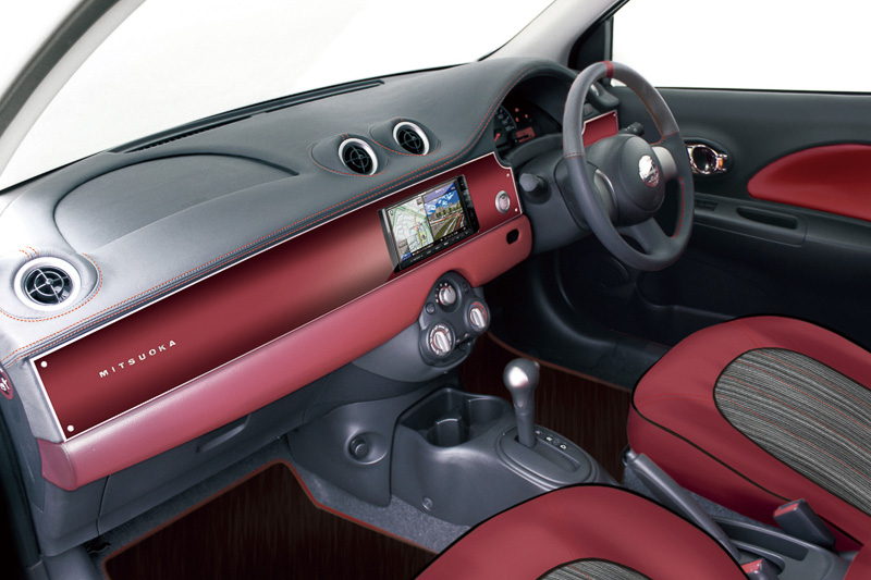 刺繍入りレザーシートを装備するビュート モダンのインテリア