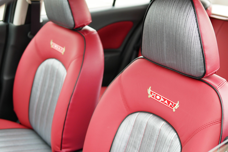 刺繍入りレザーシートを装備するビュート モダンのインテリア