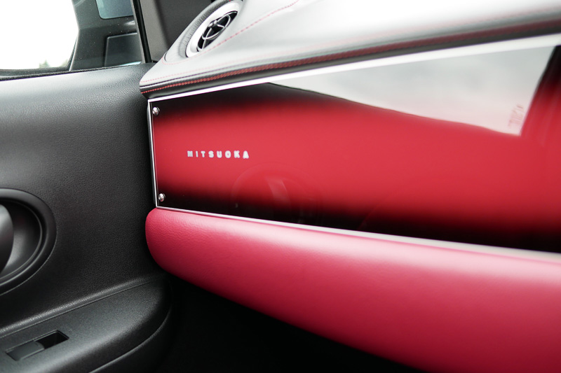 助手席前方にグラデーション塗装されたインパネ加飾を装備