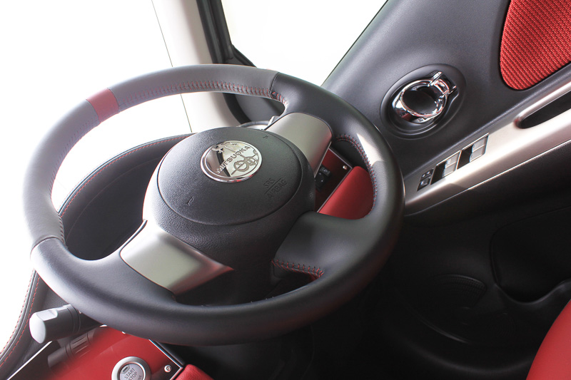 レッドステッチの本革巻きステアリングを専用装着
