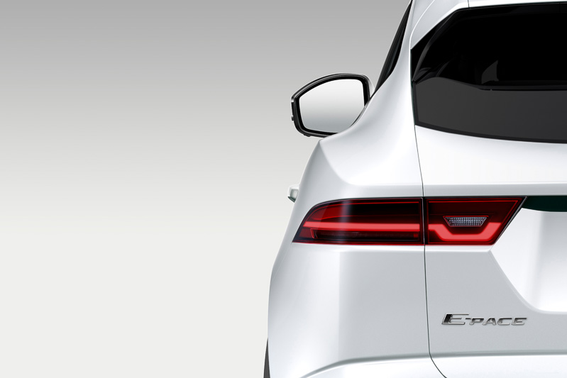 リアコンビネーションランプは「F-PACE」や「I-PACE コンセプト」と共通性のあるデザインとなっている