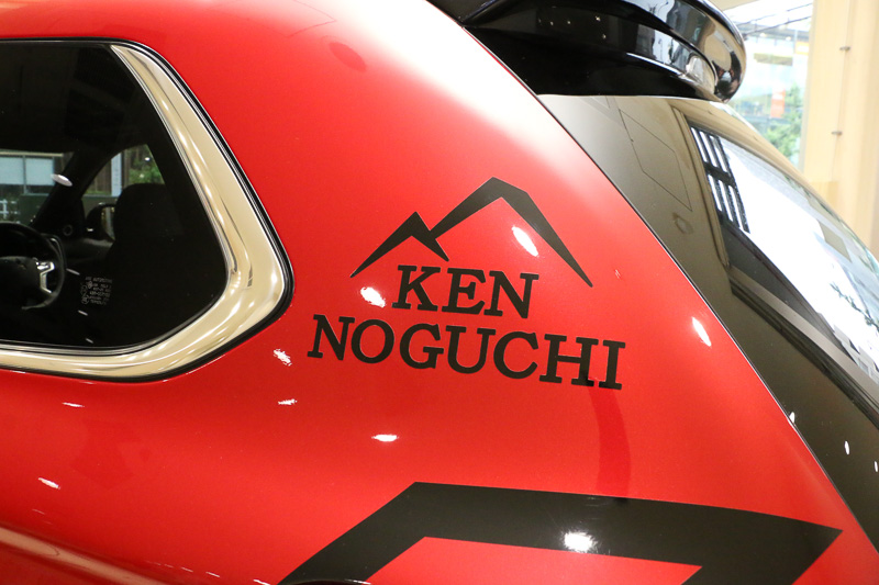 「KEN NOGUCHI」のデカールを左右のCピラーにレイアウト