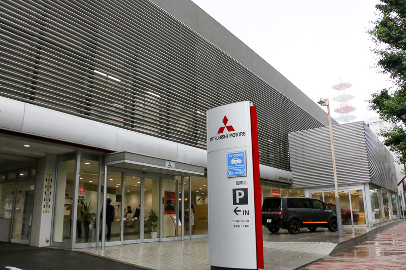 納車式が行なわれた関東三菱自動車 目黒店