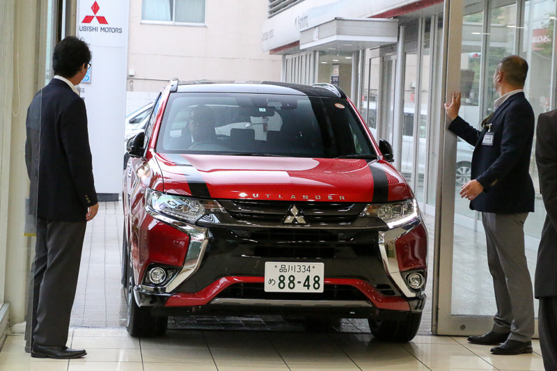 フォトセッション終了後、アウトランダーPHEVは納車の最終準備のため店外へ運び出されていった