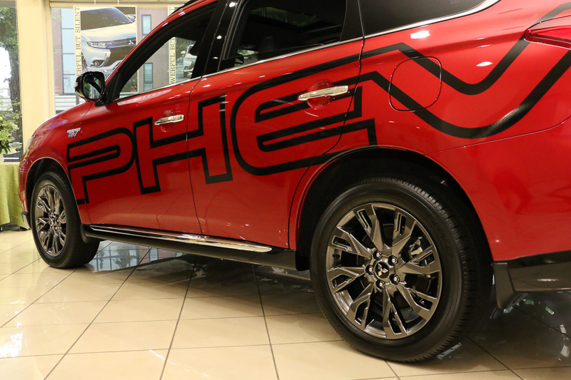 前後バンパーの下部やサイドシルがブラックに変更されていた