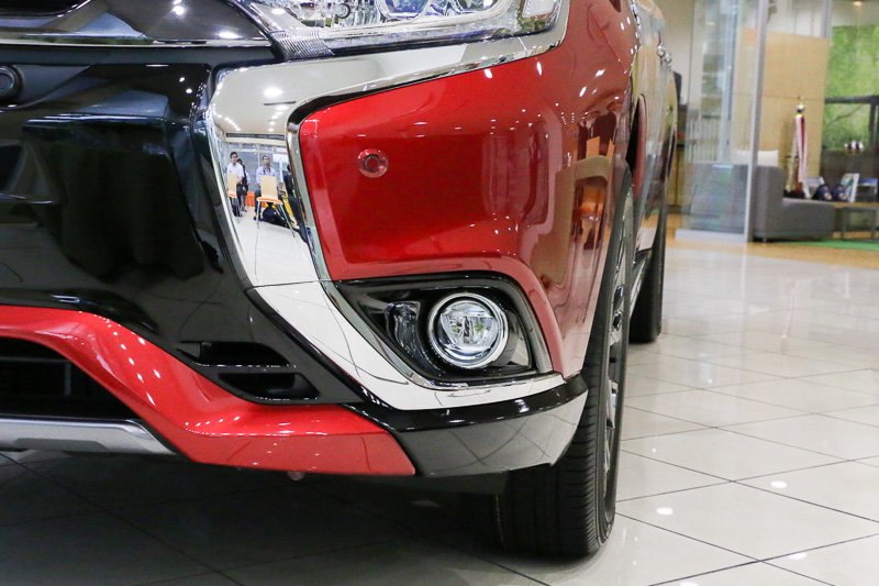 前後バンパーの下部やサイドシルがブラックに変更されていた