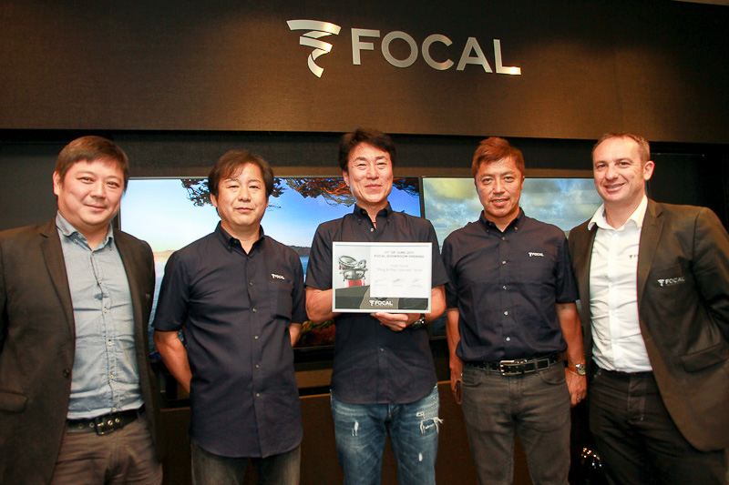 左からFOCAL JM lab Business Developer Mickey Tang氏、フォーカル・オーディオ・ジャパン株式会社で店長の岸川博史氏、同代表取締役 中島敏晴氏、ビーウィズ株式会社 国内営業部の稲玉弘文氏、FOCAL JM lab Global Car Sales Manager のPierre Perard氏