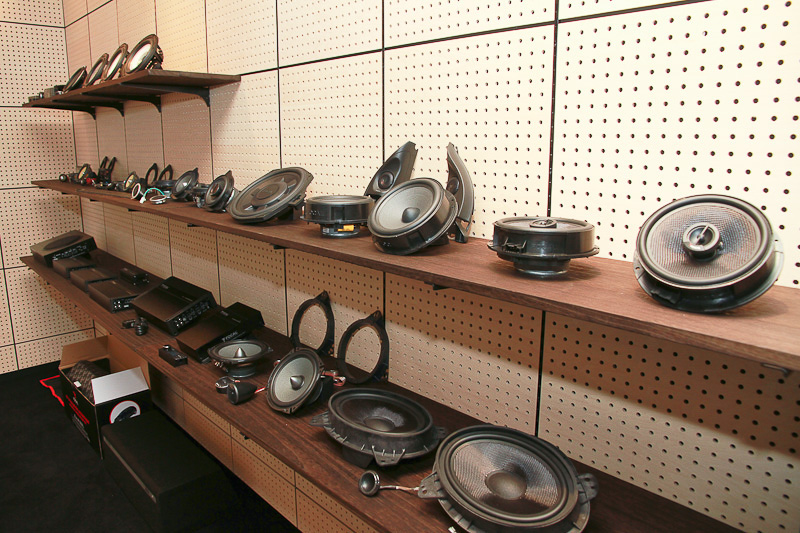 店内に展示されたフォーカル製品の数々