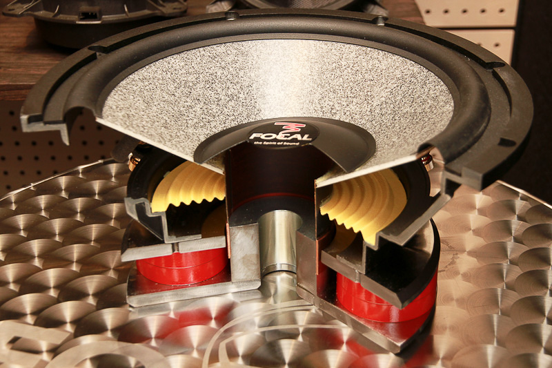 店内に展示されたフォーカル製品の数々