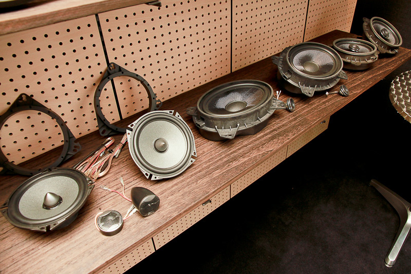 店内に展示されたフォーカル製品の数々