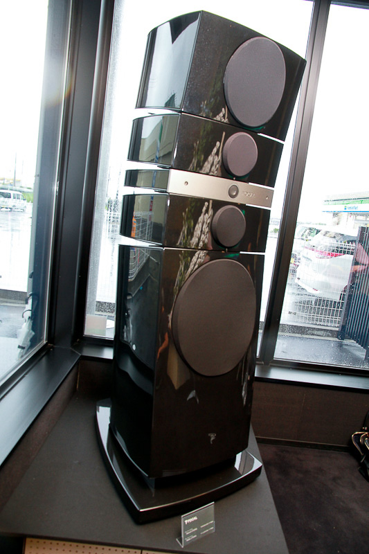 店内に展示されたフォーカル製品の数々