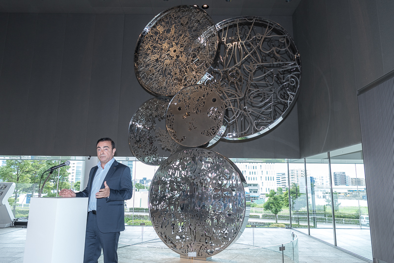 記念碑「Wheels of Innovation」を紹介するカルロス・ゴーン氏