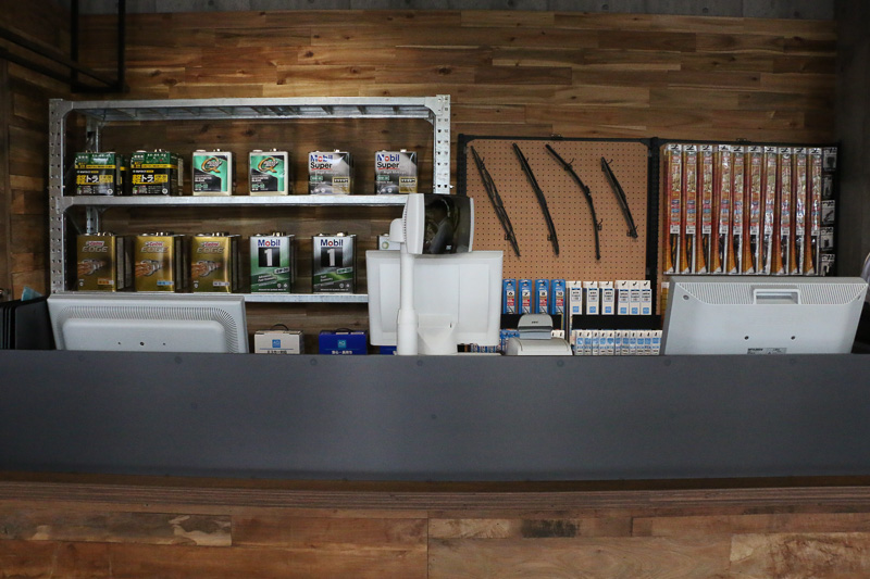 1階はクルマに詳しくないユーザーでも入りやすいように、カー用品は最低限のみ展示