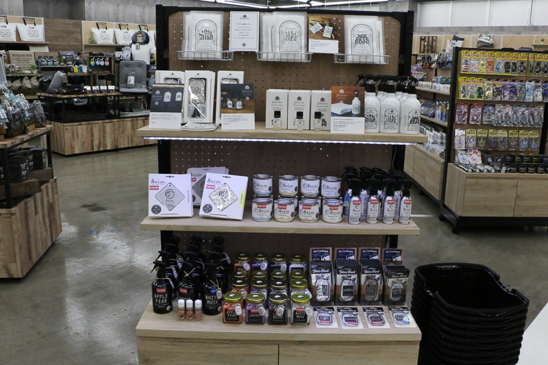 クルマ用の芳香剤も今までのイメージとは違って、デザイン性の高いものが多く置かれていた