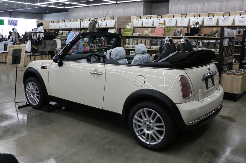 「JKM」のアイテムでコーディネートされた車両が展示されていた