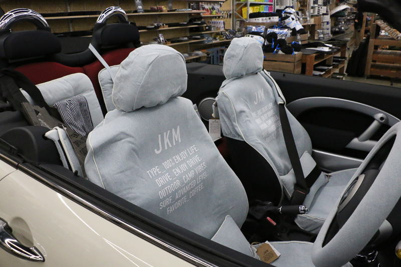 「JKM」のアイテムでコーディネートされた車両が展示されていた