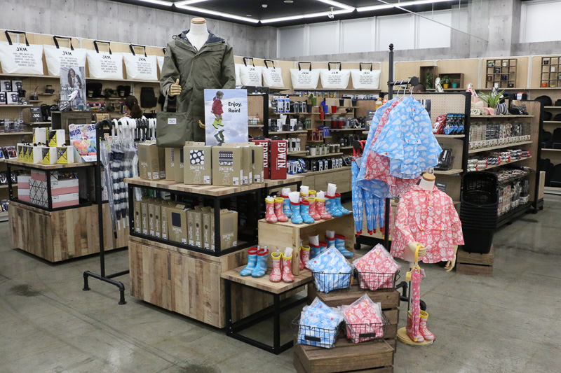 デザイン性の高いカー用品や子供用のレインコートも販売