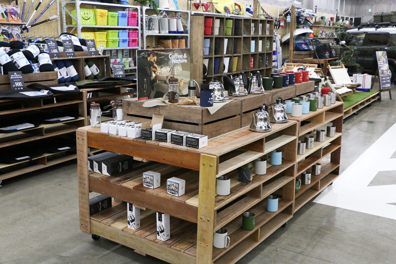 普段から使えそうなデザインのマグカップやタンブラーも販売