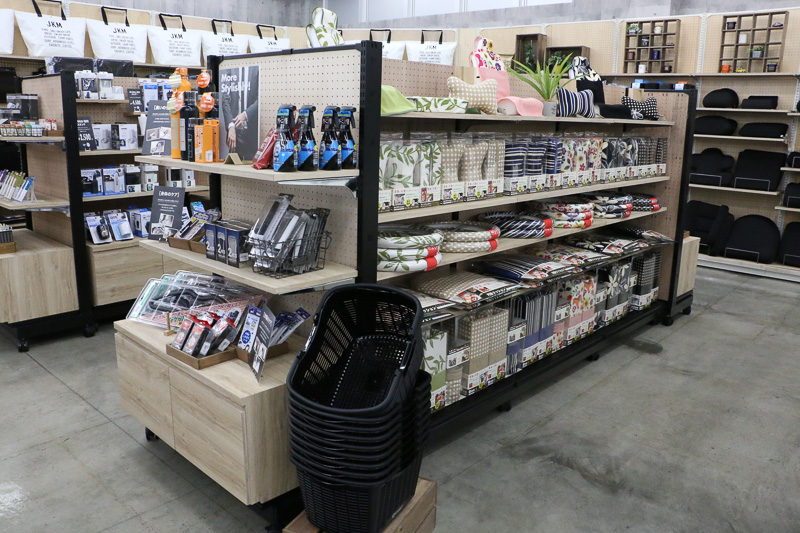 デザイン性の高いカー用品や子供用のレインコートも販売