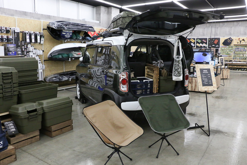 「ライフスタイル提案売場」ということで、クルマでのアクティビティに関わる商品も販売。使用シーンをイメージしやすいよう、車両を使って展示されていた