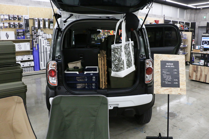 「ライフスタイル提案売場」ということで、クルマでのアクティビティに関わる商品も販売。使用シーンをイメージしやすいよう、車両を使って展示されていた