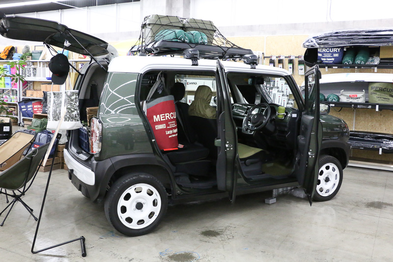 「ライフスタイル提案売場」ということで、クルマでのアクティビティに関わる商品も販売。使用シーンをイメージしやすいよう、車両を使って展示されていた