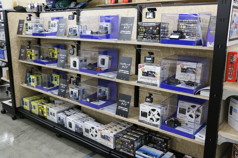 ドライブレコーダーやバルブ類はスペースに余裕をもった陳列がされていた