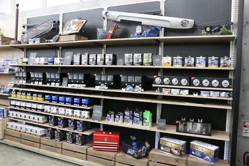 ドライブレコーダーやバルブ類はスペースに余裕をもった陳列がされていた