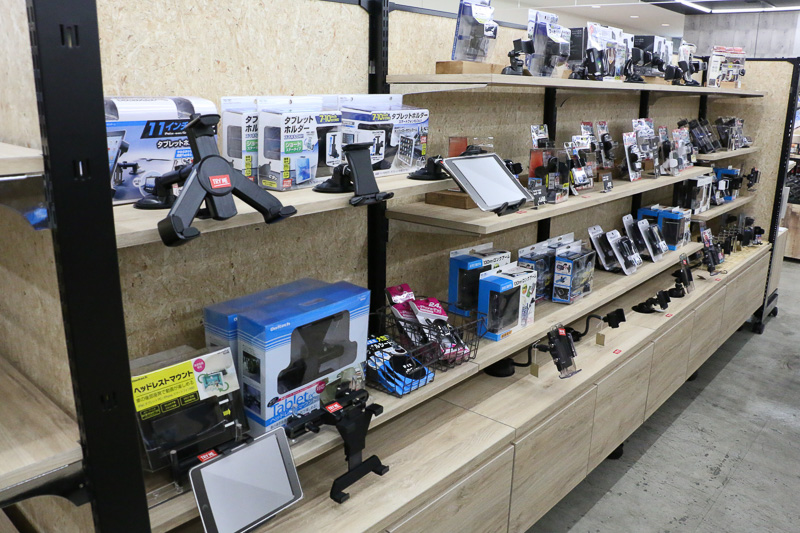 今や必需品となったスマートフォンやタブレットを車内で使用するための用品コーナー