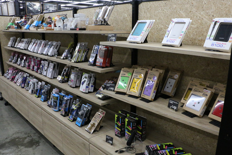 今や必需品となったスマートフォンやタブレットを車内で使用するための用品コーナー