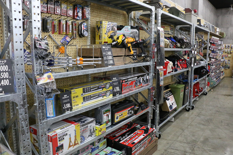 ジャッキなどの工具やレンチ類のコーナー。奥にはカラーペイントなども置かれていた