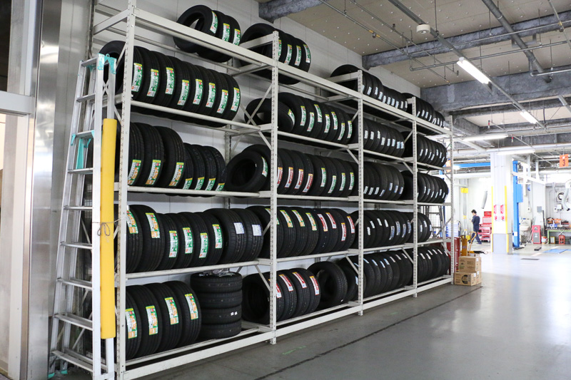 ピットには在庫しているタイヤが高く積み上げられていた