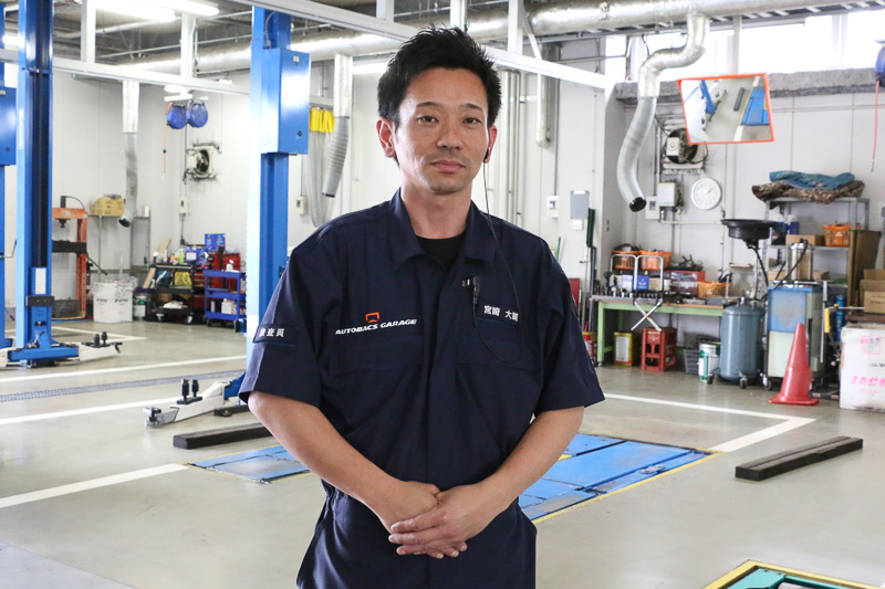 メカニックのつなぎには半袖を採用。安全面に配慮をして必要な時にだけアームカバーを着用する