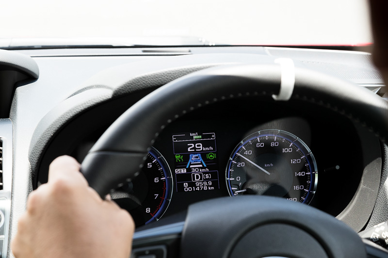 こちらは、車線（区画線）と先行車を同時に認識しているところ。上の写真は車線のみの認識で、クルマに四角い枠が付くのが異なっている