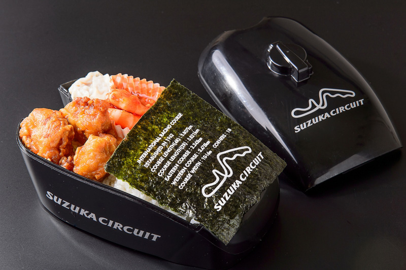 ガソリンタンク型弁当箱を使用した「バイク弁当」：1500円（販売場所：グランドスタンド下 Vスタオフィシャルショップ前）