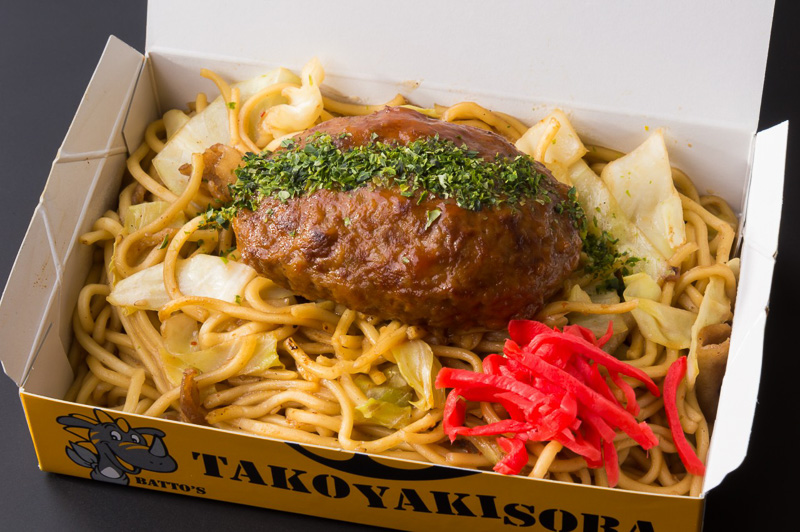 ハングオン焼きそば（ハンバーグON焼きそば）：920円（販売場所：モートピア アドベンチャー焼きそば）