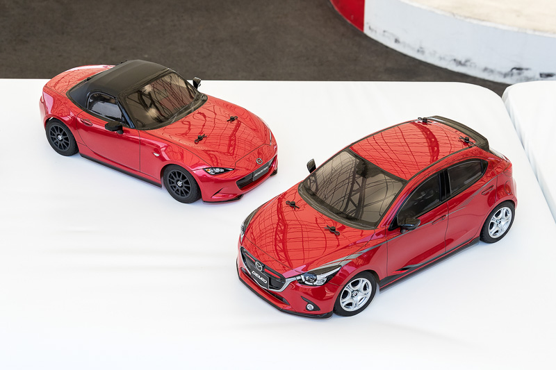 「ロードスター」「デミオ」のボディを装着。ホイールベースがロードスター／225mm、デミオ／239mmと異なるので、コースによってどちらが合うか、違いが生まれるかもしれない