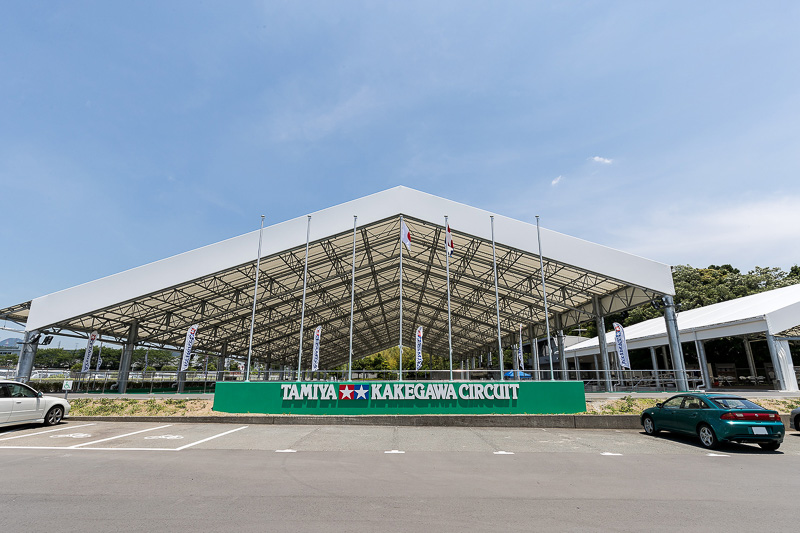サーキット全体。タミヤ掛川サーキットはエンジンカーでも使用される大型サーキット。2016年、全天候型施設にリニューアルされた
