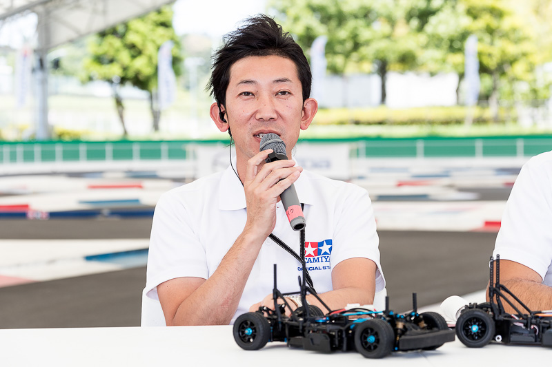 タミヤの鈴木清和氏（左）、前住諭氏（右）。Mシャーシは扱いやすさ、親しみやすさで人気のカテゴリー。「M-07」ではより走行性能を高め、メンテナンス性を上げるなど設計を一新。特に車体の剛性を高めたとコメント