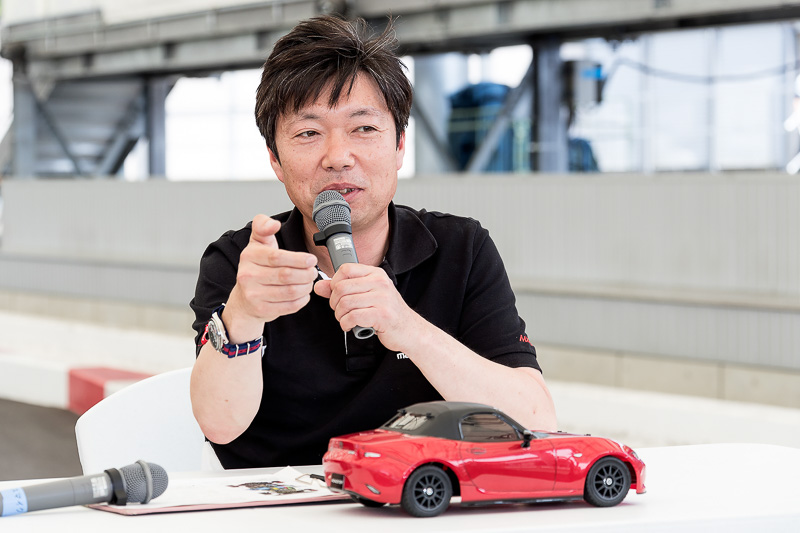 デミオ 元開発責任者の野間幸治氏（左）とロードスター主査の中山雅氏（右）。実車とRCカーに共通する「走る楽しさ、意のままに操る歓び」を共有したいと協賛の意義を説明。野間氏はMRF（マツダRCファンクラブ）代表としても活動。中山氏は数十年ぶりにRCカーに触れたとのこと