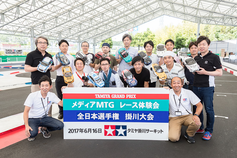 スタート前に記念撮影。各メディアは事前に組んだ「M-07」シャーシにデミオまたはロードスターのボディで参加