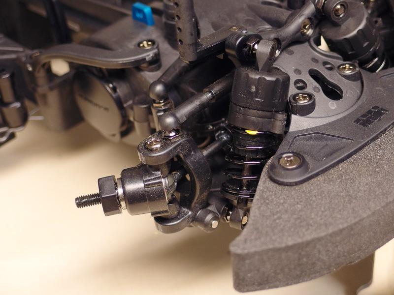 フロントアクスル　サスペンションは前後ともダブルウィッシュボーン。アッパーアームの長さを変え、キャンバー調整もできる