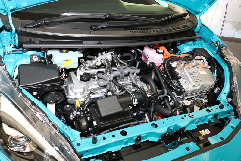 従来と同じ「1NZ-FXE」エンジンながら、4代目「プリウス」の技術を継承して燃費を高めた