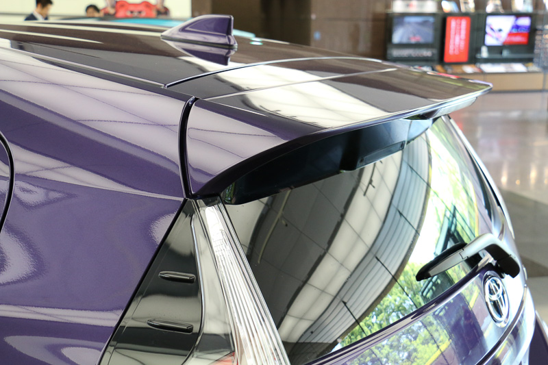 フロントバンパー下の大きなストレーキ、大型化されたルーフスポイラーなどの装着による空力性能も燃費向上にひと役かっているという