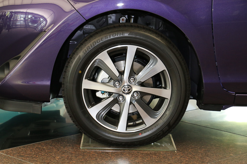 185/60 R15タイヤを装着するG。アルミホイールはメーカーオプション