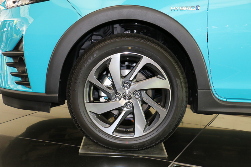 185/60 R16タイヤを装着するCrossover。前後バンパーのスキッドプレートやフェンダーアーチモールといったルックス面だけでなく、ほかのグレードより30mm高い170mmの最低地上高を持つ