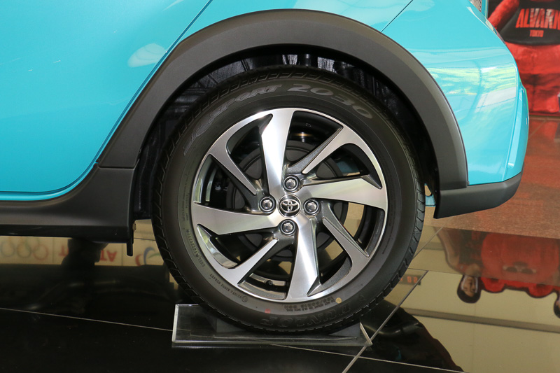 185/60 R16タイヤを装着するCrossover。前後バンパーのスキッドプレートやフェンダーアーチモールといったルックス面だけでなく、ほかのグレードより30mm高い170mmの最低地上高を持つ